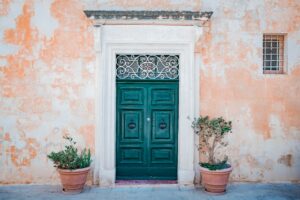Porte d'entrée entourée de plantes