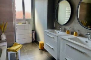 Salle de bain gris jaune