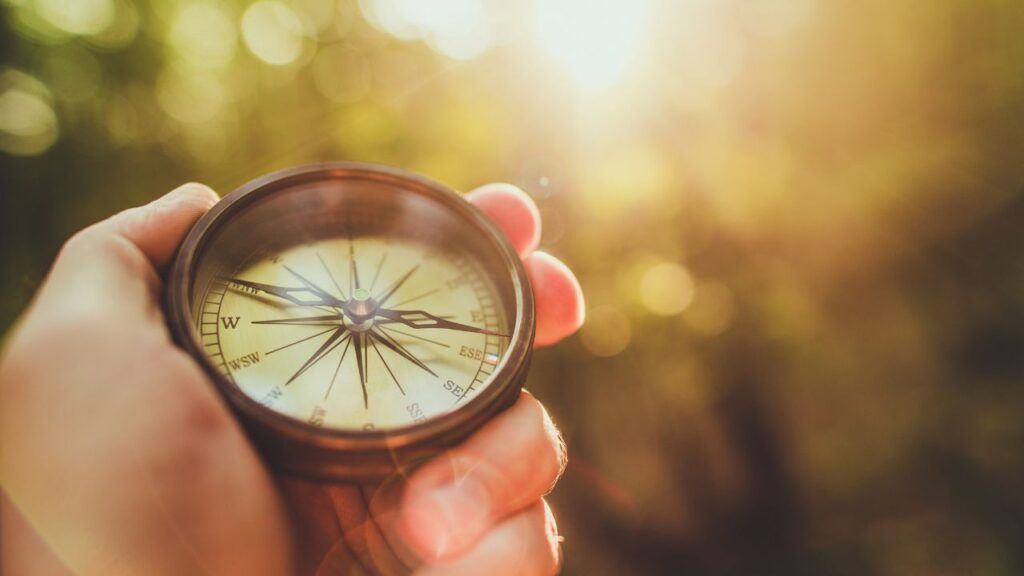 Orientation maison Feng Shui avec une boussole